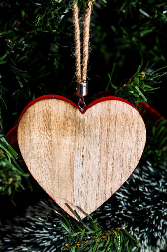 心形状的圣诞节点缀挂的圣诞节树