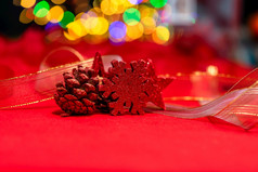 圣诞节装饰圣诞节和新一年假期背景冬天季节与圣诞节饰品和模糊灯