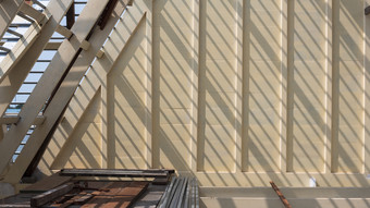 阳光和影子表面白色木屋顶<strong>桁架</strong>结构与建设材料前房子建筑网站