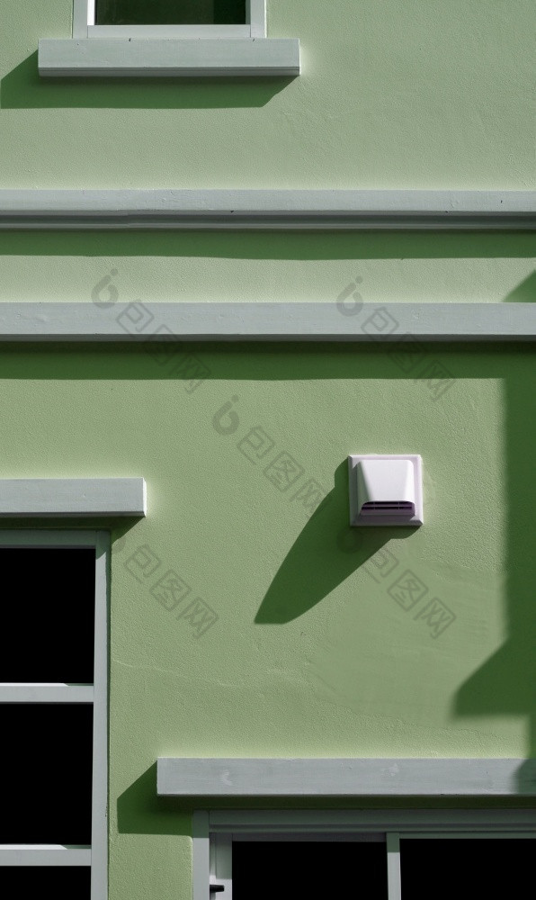 白色干燥机等与矩形和行模式窗口帧与阳光和影子表面苍白的绿色水泥墙背景现代风格首页外体系结构设计概念