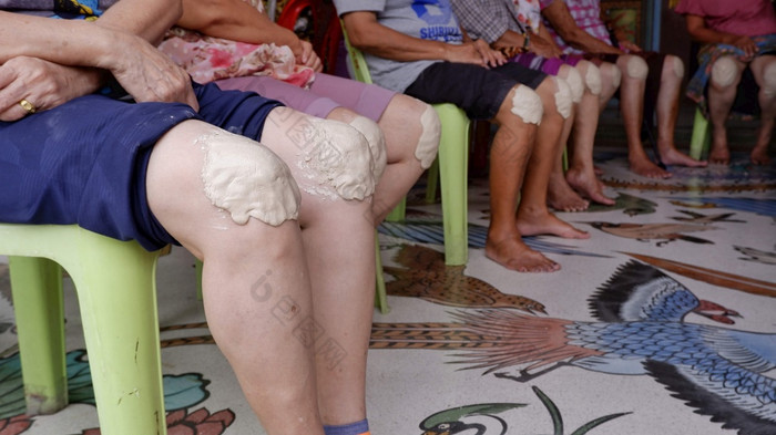 裁剪图像上了年纪的人集团湿敷药物草泰国医学为减少炎症膝盖骨关节炎