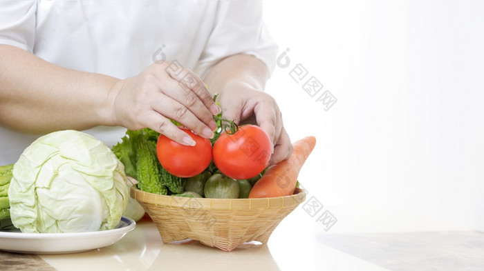 脂肪女人手排序各种各样的不有毒蔬菜成竹子篮子大理石表格白色厨房生活方式和健康的食物概念