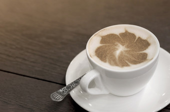 关闭花模式卡布奇诺咖啡拿<strong>铁艺</strong>术白色陶瓷杯与勺子木表格单色风格