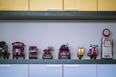 行微型复古的车辆玩具车摩托车自行车与燃料自动售货机木架子上装饰