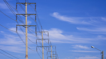 行电权力波兰人与电缆行对白色云蓝色的天空背景低角视图与复制空间