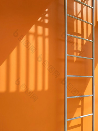 阳光和影子栏杆表面火逃避外橙色建筑垂直框架