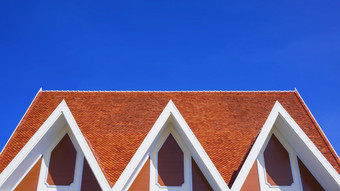 低角和前面视图山墙屋顶前泰国传统的展馆对蓝色的天空背景