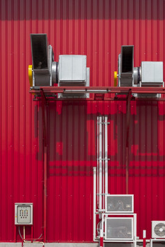 各种各样的空气护发素设备暖通空调空气调节系统红色的金属表墙外工业建筑垂直框架