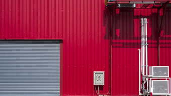 滚动快门通过与暖通空调空气通风系统与管道红色的铝波纹墙工业建筑