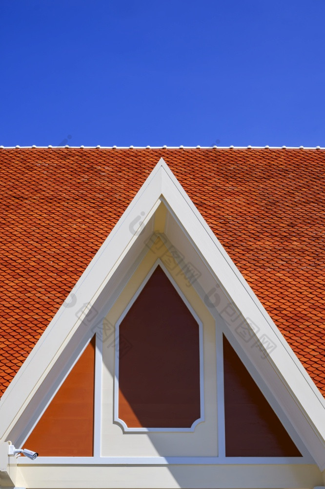 山墙屋顶与粘土屋顶瓷砖前泰国传统的展馆对蓝色的天空背景垂直框架