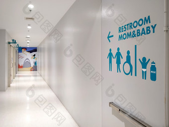 一边视图蓝色的禁用轮椅和家庭厕所标志白色现代墙清洁走廊内部购物购物中心区域