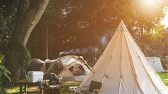 场帐篷集团和木表格集与户外厨房设备野营区域自然公园