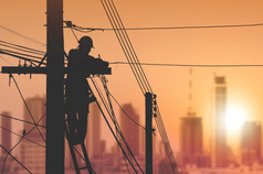 轮廓电工梯安装电缆行连接互联网信号电权力波兰与模糊城市景观视图日出天空背景