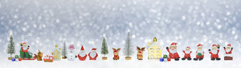 许多小圣诞老人老人娃娃和<strong>圣诞节</strong>装饰下雪背景全景视图与复制空间有<strong>创意</strong>的艺术作品<strong>圣诞节</strong>和新一年装饰概念