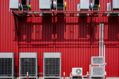 各种各样的空气护发素设备暖通空调空气调节系统红色的金属表墙外工业建筑