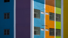阳光和影子一边墙表面色彩斑斓的公寓建筑的角度来看一边视图