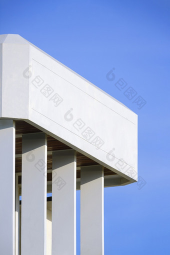 低角视图矩形玄关列阳台白色现代房子建筑对蓝色的天空垂直框架