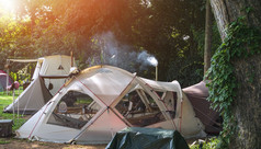 早....阳光表面各种各样的场帐篷集团野营区域自然公园