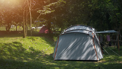 阳光和阴影表面场帐篷绿色草坪上野营区域自然公园