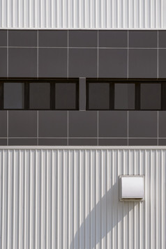 行玻璃窗户棕色（的）办公室与干燥机等白色波纹金属墙现代工业建筑垂直框架