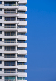 阳台高住宅建筑对蓝色的清晰的天空背景垂直框架