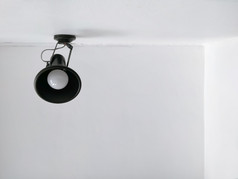 低角视图黑色的现代墙灯白色水泥墙与天花板首页办公室房间