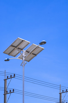 低角视图路灯帖子和太阳能权力面板与电波兰人对蓝色的清晰的天空垂直框架