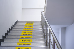 贴纸卡路里燃烧楼梯内部办公室建筑楼梯为健康的概念