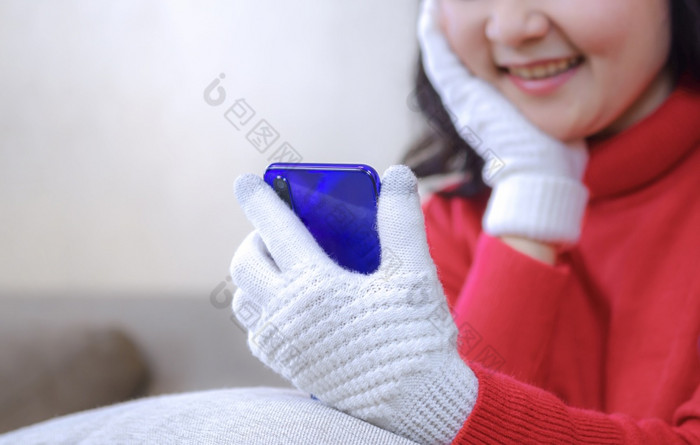 裁剪图像快乐微笑亚洲女人红色的毛衣使用智能手机采取自我肖像沙发上生活房间首页焦点蓝色的智能手机
