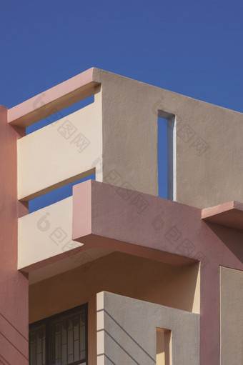低角和的角度来看一边视图阴影好混凝土与通<strong>风</strong>块古董粉红色的建筑对蓝色的<strong>清晰</strong>的天空垂直框架