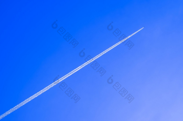 飞机飞机与白色航迹云蓝色的天空早....时间
