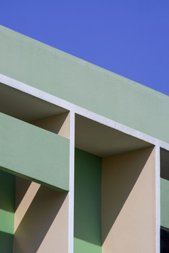 摘要几何模式背景阴影好混凝土现代绿色和米色建筑墙对蓝色的清晰的天空垂直框架