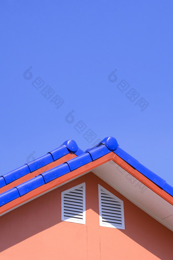 <strong>蓝色</strong>的不同的水<strong>平</strong>脊限制<strong>平铺</strong>的屋顶与白色阁楼窗户橙色房子对<strong>蓝色</strong>的清晰的天空垂直框架