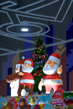 两个圣诞老人老人娃娃和圣诞节装饰与照明显示内部部门商店在圣诞节节日