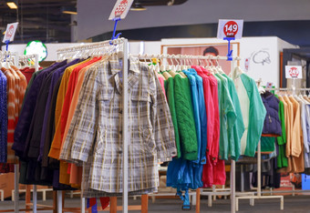 各种各样的第二个手冬天女衣服服装架为出售店里时尚商店购物购物中心