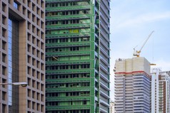 焦点前景行高住宅建筑与蓝色的天空的角度来看一边视图那一个建筑下建设