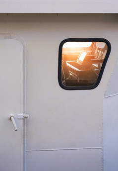 部分金属通过与模糊耀斑光反射汽门表面导航桥房间白色拖船船