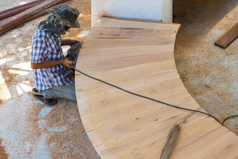 亚洲卡彭特使用电计划剃须边缘弯曲的木板凳上工作场所公共公园区域