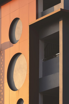 金阳光和影子表面几何模式现代建筑墙日落时间垂直框架摘要体系结构背景