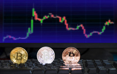 不同的彩色的比特币数字货币电脑键盘与模糊背景投资图表股票市场交易监控未来金融货币概念