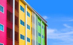 一边视图色彩斑斓的建筑与许多窗户和栏杆行对蓝色的天空背景