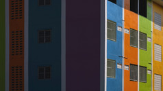阳光和影子表面色彩斑斓的公寓建筑墙早....时间的角度来看一边视图