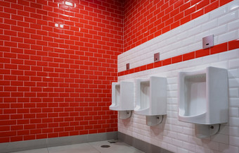 行<strong>小便</strong>池红色的和白色瓷砖墙内部但rsquo厕所。。。现代风格