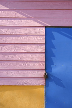 部分蓝色的预制通过和粉红色的人工木与黄色的水泥墙古董咖啡街亭垂直框架