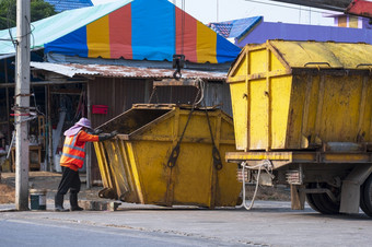 亚洲垃圾工人移动黄色的垃圾站垃圾卡车成<strong>社区</strong>转储<strong>区域</strong>