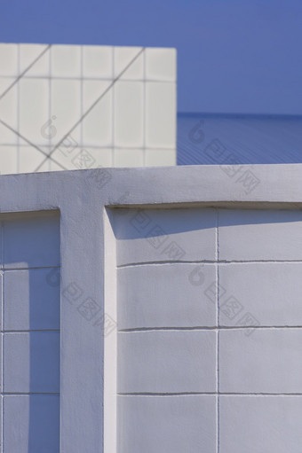 摘要模式曲线白色混凝土墙与模糊办公室建筑蓝色的天空背景垂直框架体系结构背景设计概念