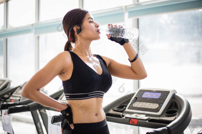 运动女人亚洲喝水后练习的健身房健身概念健康的