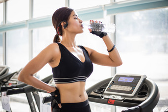 运动女人亚洲喝水后练习的健身房健身概念健康的