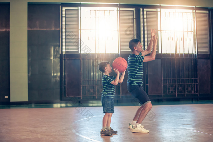 亚洲家庭玩篮球在一起快乐家庭支出免费的时间在一起假期