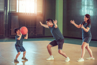 亚洲家庭玩篮球在<strong>一起</strong>快乐家庭支出免费的时间在<strong>一起</strong>假期